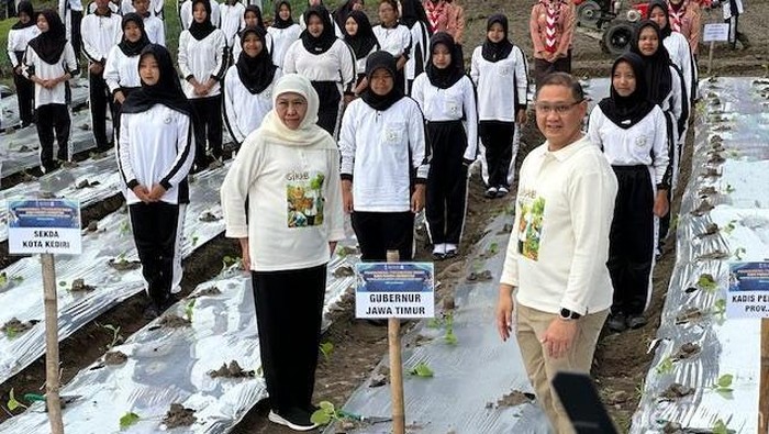 Gubernur Jawa Timur Khofifah Indar Parawansa saat kunjungan ke SMKN 1 Plosoklaten