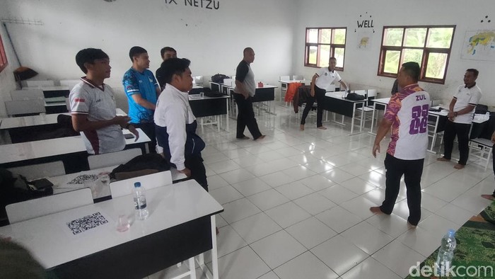 Guru olahraga di SMP NEGERI 3 Sukaresmi diedukasi mengikuti edukasi metode ajar yang menyenangkan