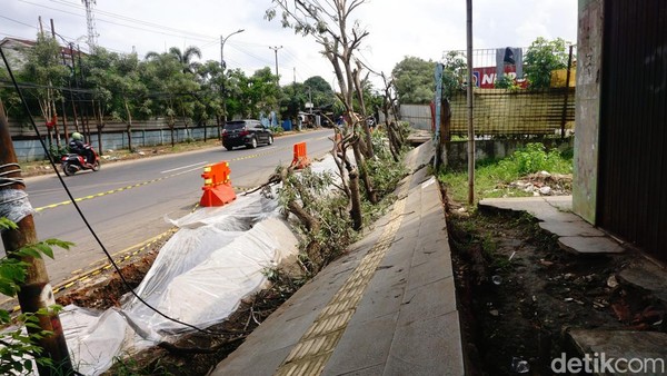 Hujan Deras Picu Trotoar Ambles di Jalan Raya Narogong Bekasi