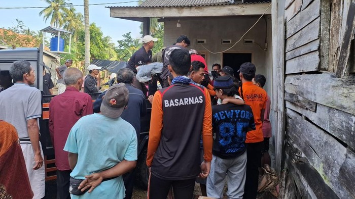 Jasad nelayan di Lampung saat dievakuasi tim SAR.
