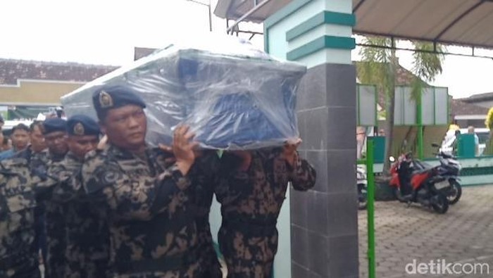 Tiba di Klaten, Jenazah Restu Engineer Pesawat ATR 42-500 Dimakamkan