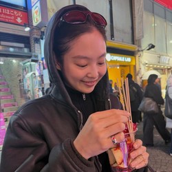 Potret Jennie BLACKPINK Santai-Minim Makeup di Jepang