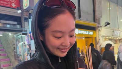 Potret Jennie BLACKPINK Santai-Minim Makeup di Jepang