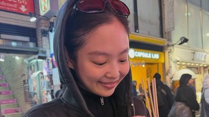 Ada momen Jennie menikmati street food juga. Dia tampil dengan jaket dan tas hitam, bergaya kayak bukan superstar di tengah keramaian kota. (Foto: dok. Instagram @jennierubyjane)