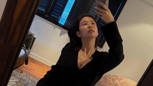 Feeling is bizzarreeee, tulis Jennie dalam caption unggahannya. Di salah satu foto dia terlihat melakukan mirror selfie di sebuah kamar hotel. (Foto: dok. Instagram @jennierubyjane)