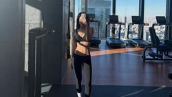 Potret Jennie BLACKPINK Santai-Minim Makeup di Jepang