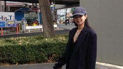 Potret Jennie BLACKPINK Santai-Minim Makeup di Jepang