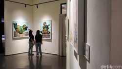 Karya Nyoman Suarnata di Small Talks for Serious Times Ramai Pengunjung