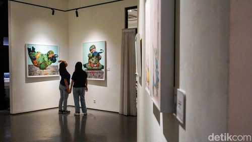 Pameran seni rupa Small Talks for Serious Times karya Nyoman Suarnata ramai dikunjungi publik di Galeri Zen1, Jakarta Pusat, Minggu (25/1/2026). Sejumlah pengunjung terlihat berdiri lama di depan karya, berpindah dari satu lukisan ke lukisan lainnya, sambil berdiskusi pelan mengenai pesan yang tersirat di balik setiap karya.