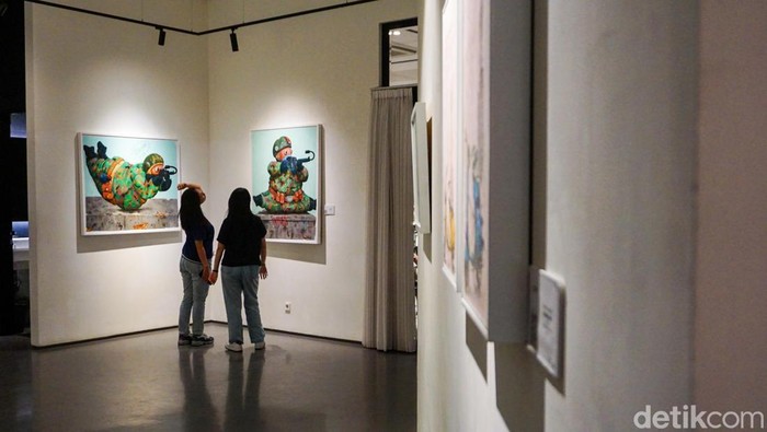 Pameran seni rupa Small Talks for Serious Times karya Nyoman Suarnata ramai dikunjungi publik di Galeri Zen1, Jakarta Pusat, Minggu (25/1/2026). Sejumlah pengunjung terlihat berdiri lama di depan karya, berpindah dari satu lukisan ke lukisan lainnya, sambil berdiskusi pelan mengenai pesan yang tersirat di balik setiap karya.