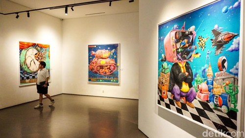 Pameran seni rupa Small Talks for Serious Times karya Nyoman Suarnata ramai dikunjungi publik di Galeri Zen1, Jakarta Pusat, Minggu (25/1/2026). Sejumlah pengunjung terlihat berdiri lama di depan karya, berpindah dari satu lukisan ke lukisan lainnya, sambil berdiskusi pelan mengenai pesan yang tersirat di balik setiap karya.