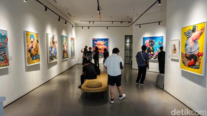 Pameran seni rupa Small Talks for Serious Times karya Nyoman Suarnata ramai dikunjungi publik di Galeri Zen1, Jakarta Pusat, Minggu (25/1/2026). Sejumlah pengunjung terlihat berdiri lama di depan karya, berpindah dari satu lukisan ke lukisan lainnya, sambil berdiskusi pelan mengenai pesan yang tersirat di balik setiap karya.