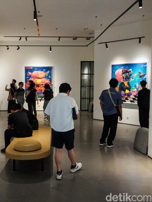 Karya Nyoman Suarnata di Small Talks for Serious Times Ramai Pengunjung