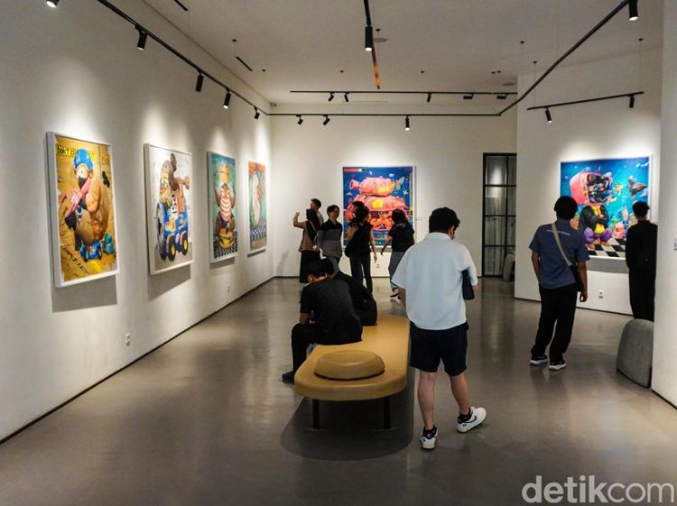 Karya Nyoman Suarnata di Small Talks for Serious Times Ramai Pengunjung