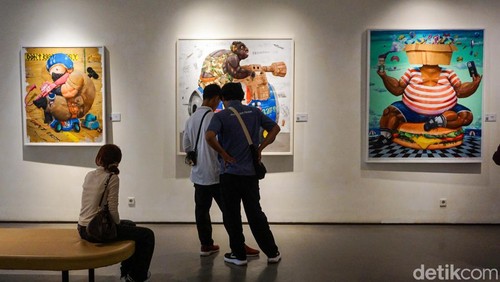 Pameran seni rupa Small Talks for Serious Times karya Nyoman Suarnata ramai dikunjungi publik di Galeri Zen1, Jakarta Pusat, Minggu (25/1/2026). Sejumlah pengunjung terlihat berdiri lama di depan karya, berpindah dari satu lukisan ke lukisan lainnya, sambil berdiskusi pelan mengenai pesan yang tersirat di balik setiap karya.
