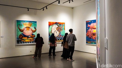 Pameran seni rupa Small Talks for Serious Times karya Nyoman Suarnata ramai dikunjungi publik di Galeri Zen1, Jakarta Pusat, Minggu (25/1/2026). Sejumlah pengunjung terlihat berdiri lama di depan karya, berpindah dari satu lukisan ke lukisan lainnya, sambil berdiskusi pelan mengenai pesan yang tersirat di balik setiap karya.