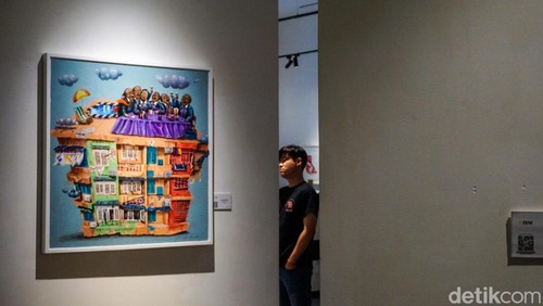 Pameran seni rupa Small Talks for Serious Times karya Nyoman Suarnata ramai dikunjungi publik di Galeri Zen1, Jakarta Pusat, Minggu (25/1/2026). Sejumlah pengunjung terlihat berdiri lama di depan karya, berpindah dari satu lukisan ke lukisan lainnya, sambil berdiskusi pelan mengenai pesan yang tersirat di balik setiap karya.