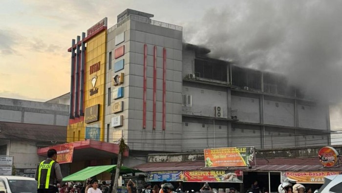 Kebakaran di Intan Market Sintang.