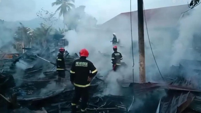 Kebakaran menghanguskan rumah dan toko mebel di Palopo.