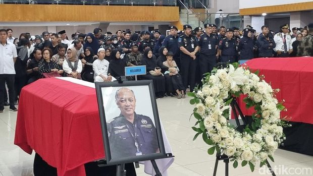 Kementerian Kelautan dan Perikanan (KKP) menggelar upacara penghormatan dan pelepasan jenazah korban pesawat ATR 42-500. (Taufiq/detikcom)