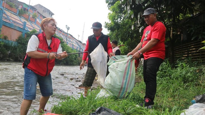 Ketua DPC PDIP Kota Jogja, Eko Suwanto, bersama jajaran pengurus partai saat membersihkan Sungai Code.