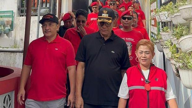 Ketua DPC PDIP Kota Jogja, Eko Suwanto, bersama jajaran pengurus partai saat membersihkan Sungai Code. Ketua DPC PDIP Kota Jogja, Eko Suwanto, bersama jajaran pengurus partai saat membersihkan Sungai Code.