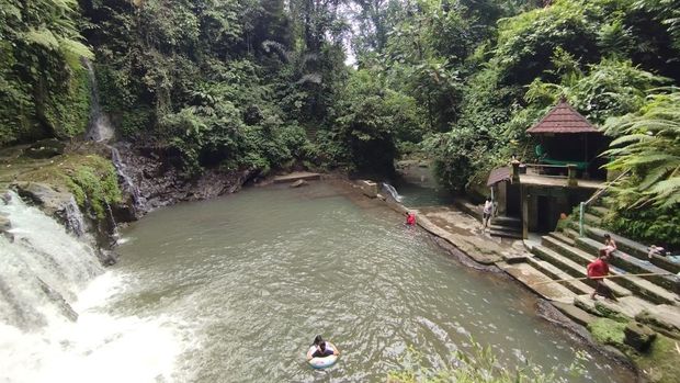 Kolam alami di Air Terjun Taman Sari, Desa Bakbakan, Gianyar, Bali, Sabtu (24/1/2026). Kolam seluas sekitar 100 meter persegi itu menjadi daya tarik objek wisata Taman Sari.