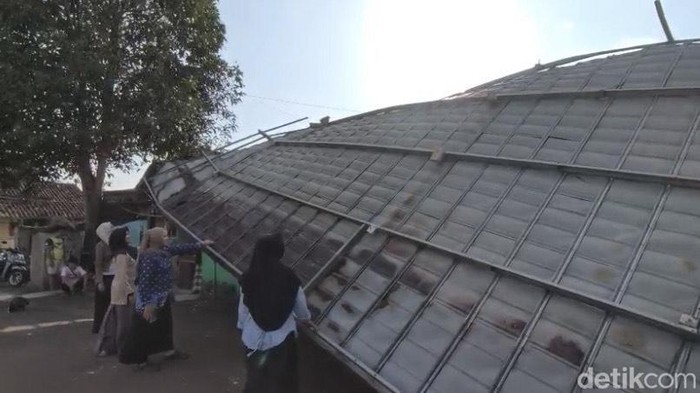 Kondisi atap sekolah yang rusak akibat angin kencang