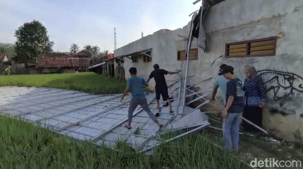 Kondisi atap sekolah yang rusak akibat angin kencang