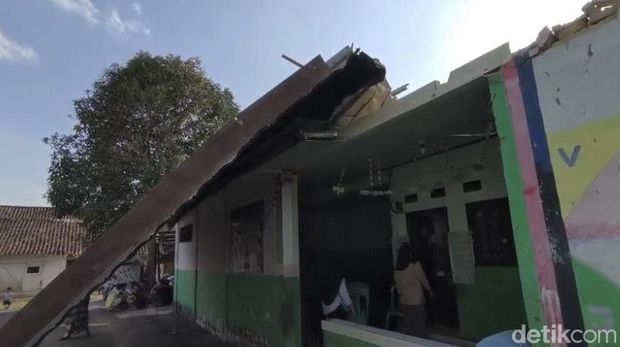 Kondisi atap sekolah yang rusak akibat angin kencang