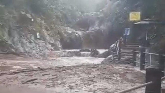 Kondisi objek wisata Telaga Sunyi usai diterjang banjir lumpur di Desa Limpakuwus, Kecamatan Sumbanga, Kabupaten Banyumas, Minggu (25/1/2026).