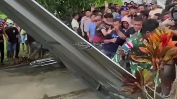 Mako Lanal Melonguane di Talaud didemo warga imbas 5 oknum TNI diduga mengeroyok guru SMK.