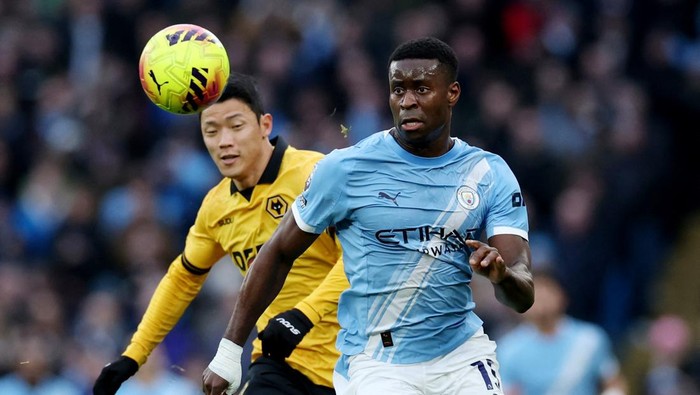 Soccer Football - Premier League - Manchester City v Wolverhampton Wanderers - Etihad Stadium, Manchester, Britain - January 24, 2026  Manchester Citys Marc Guehi in action with Wolverhampton Wanderers Hwang Hee-chan REUTERS/Phil Noble EDITORIAL USE ONLY. NO USE WITH UNAUTHORIZED AUDIO, VIDEO, DATA, FIXTURE LISTS, CLUB/LEAGUE LOGOS OR LIVE SERVICES. ONLINE IN-MATCH USE LIMITED TO 120 IMAGES, NO VIDEO EMULATION. NO USE IN BETTING, GAMES OR SINGLE CLUB/LEAGUE/PLAYER PUBLICATIONS. PLEASE CONTACT YOUR ACCOUNT REPRESENTATIVE FOR FURTHER DETAILS..
