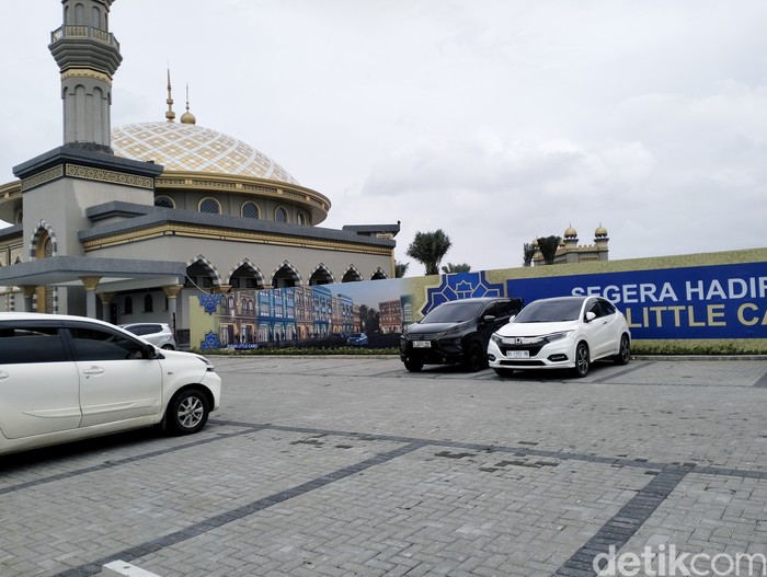 Masjid Al Ikhlas PIK merupakan masjid baru di Pantai Indah Kapuk dengan arsitektur klasik Islam dan fasilitas modern yang nyaman