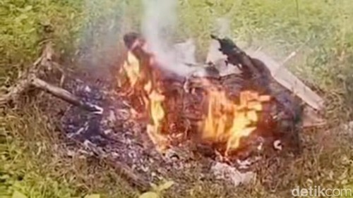 Mayat manusia ditemukan dalam kondisi terbakar di tepi jalan Dusun Batu Leong, Desa Sekotong Barat, Kecamatan Sekotong, Lombok Barat, Minggu (25/1/2026).