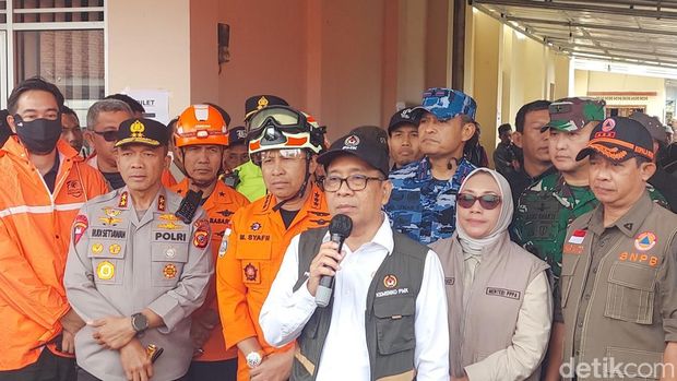 Menko PMK cek posko pengungsian longsor di kbb Menko PMK cek posko pengungsian longsor di kbb