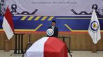 Menteri KKP Pingsan Saat Upacara Pelepasan Jenazah Korban ATR 42-500
