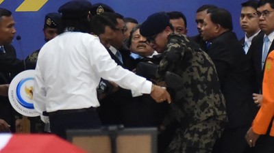Menteri KKP Pingsan Saat Upacara Pelepasan Jenazah Korban ATR 42-500