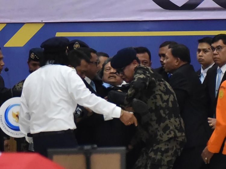 Menteri KKP Pingsan Saat Upacara Pelepasan Jenazah Korban ATR 42-500