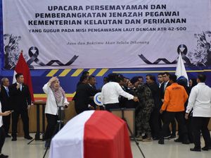 Menteri KKP Pingsan Saat Upacara Penghormatan Korban Pesawat ATR 42-500