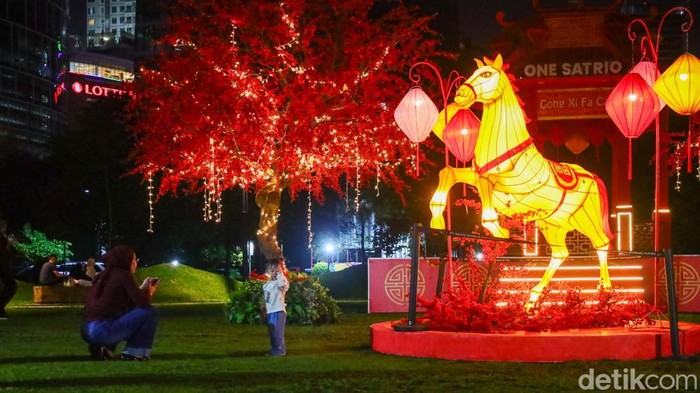 Ruang terbuka dengan kafe, playground, dan pet park ini jadi tempat refreshing malam hari di tengah gedung-gedung tinggi Jakarta.