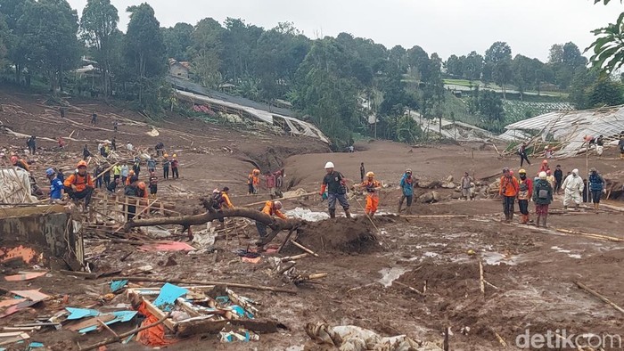operasi pencarian korban tertimbun longsor terus dilakukan