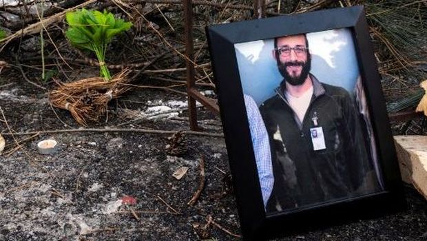 People mourn at a makeshift memorial in the area where 37-year-old Alex Pretti was shot dead by federal immigration agents earlier in the day in Minneapolis, Minnesota, on January 24, 2026. Federal immigration agents shot dead a man in Minneapolis on Saturday, in the second fatal shooting of a civilian during the Trump administration's unprecedented operation in the city, sparking fresh protests and outrage from state officials. The death came less than three weeks after US citizen Renee Good was shot and killed by an ICE officer. (Photo by ROBERTO SCHMIDT / AFP)