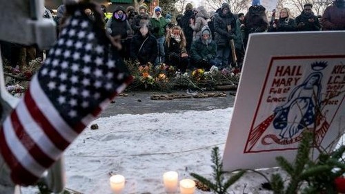 People mourn at a makeshift memorial in the area where 37-year-old Alex Pretti was shot dead by federal immigration agents earlier in the day in Minneapolis, Minnesota, on January 24, 2026. Federal immigration agents shot dead a man in Minneapolis on Saturday, in the second fatal shooting of a civilian during the Trump administrations unprecedented operation in the city, sparking fresh protests and outrage from state officials. The death came less than three weeks after US citizen Renee Good was shot and killed by an ICE officer. (Photo by ROBERTO SCHMIDT / AFP)