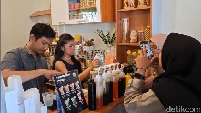 Ide Cuan Pasutri Blitar, Ubah Dapur Jadi Coffee Shop Rumahan