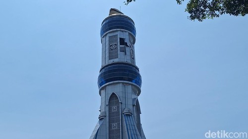 Pelat lapisan monumen Tugu Mataram Metro terlepas akibat angin kencang, Minggu (25/1/2026).