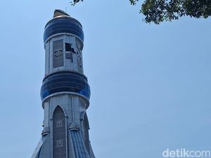 Pelat Lapisan Monumen Tugu Mataram Metro Lepas Diterpa Angin, Warga Khawatir