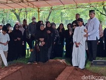 Tangis Keluarga Pecah Iringi Pemakaman Ferry Irawan Korban Pesawat ATR 42-500