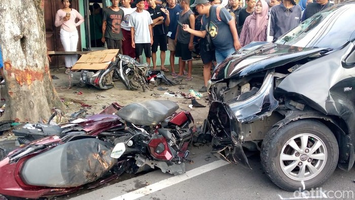 Avanza Tabrak 7 Motor di Jombang, 1 Tewas dan 6 Luka