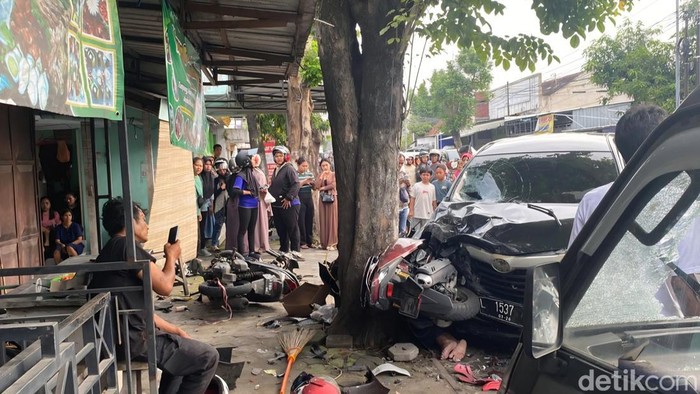 Avanza Tabrak 7 Motor di Jombang, Terhenti Usai Tabrak Pohon